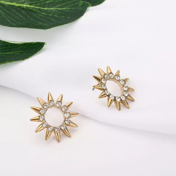 1 LEFT!✨Dainty Circle Spike Stud Earrings✨ - Picture 4 of 6